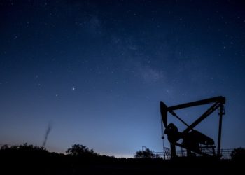 ťaženie ropy v noci