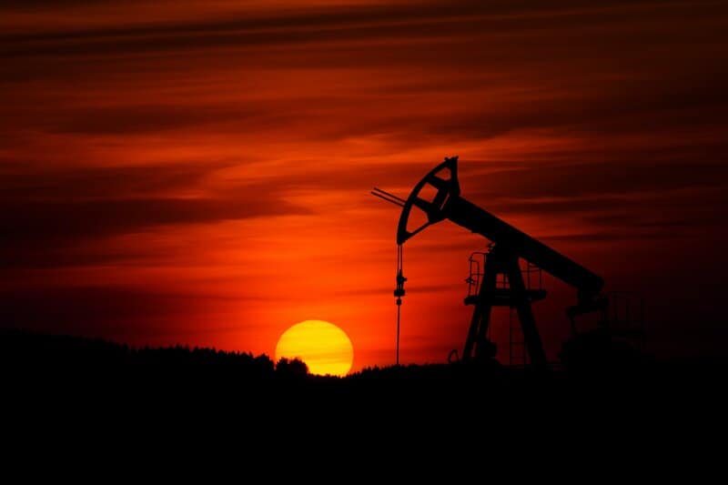 ťažba ropy a západ slnka